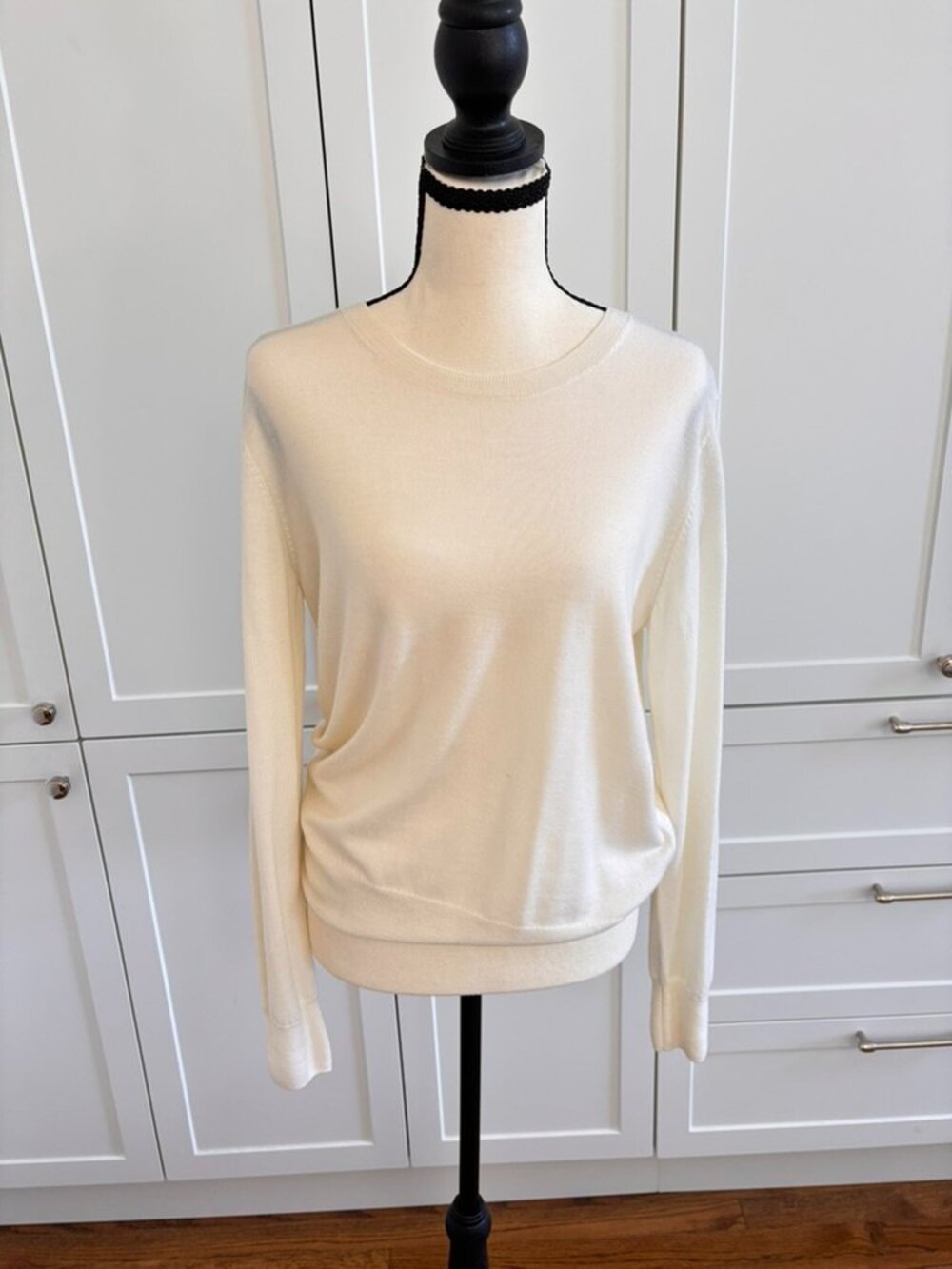 Aritzia Babaton Cream Ivory Wool Crewneck Sweater Size M FA24 100% Wool